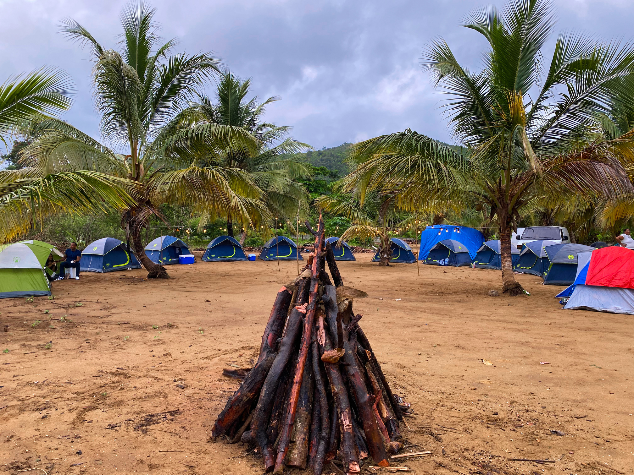 Campamento, Samaná, Playa el Valle, Casas de Campaña, Fogata, Luces, Coco, Camping Tents.